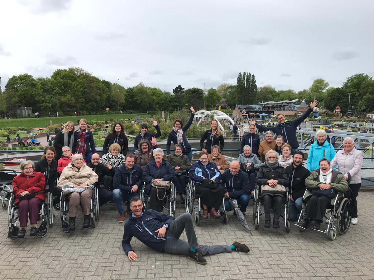 Minimaal een keer per jaar zet Humanagement zich in voor de maatschappij. Dit jaar zijn we met de Zonnebloem op pad geweest naar Madurodam. Het was een hartstikke gezellige dag waar we enorm van hebben genoten!