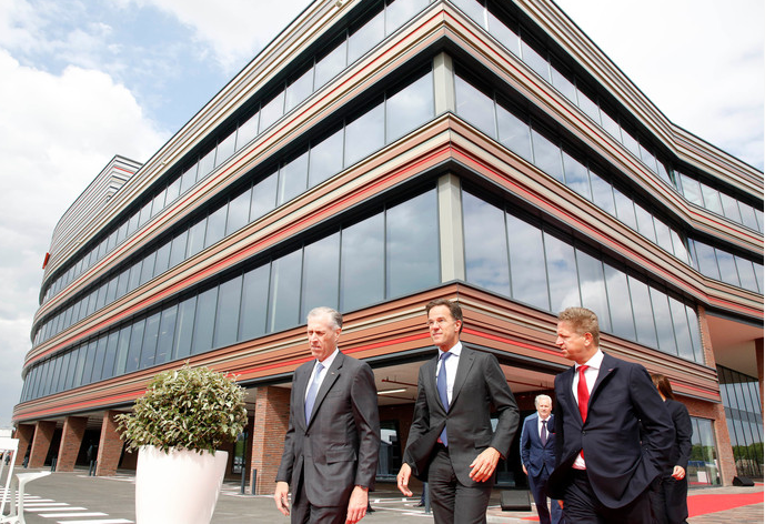 Mark Rutte opende het nieuwe hoofdkantoor van Dow Chemicals, dat plaats biedt plaats aan 1.000 werknemers. blitta.nl/actueel/269-do…