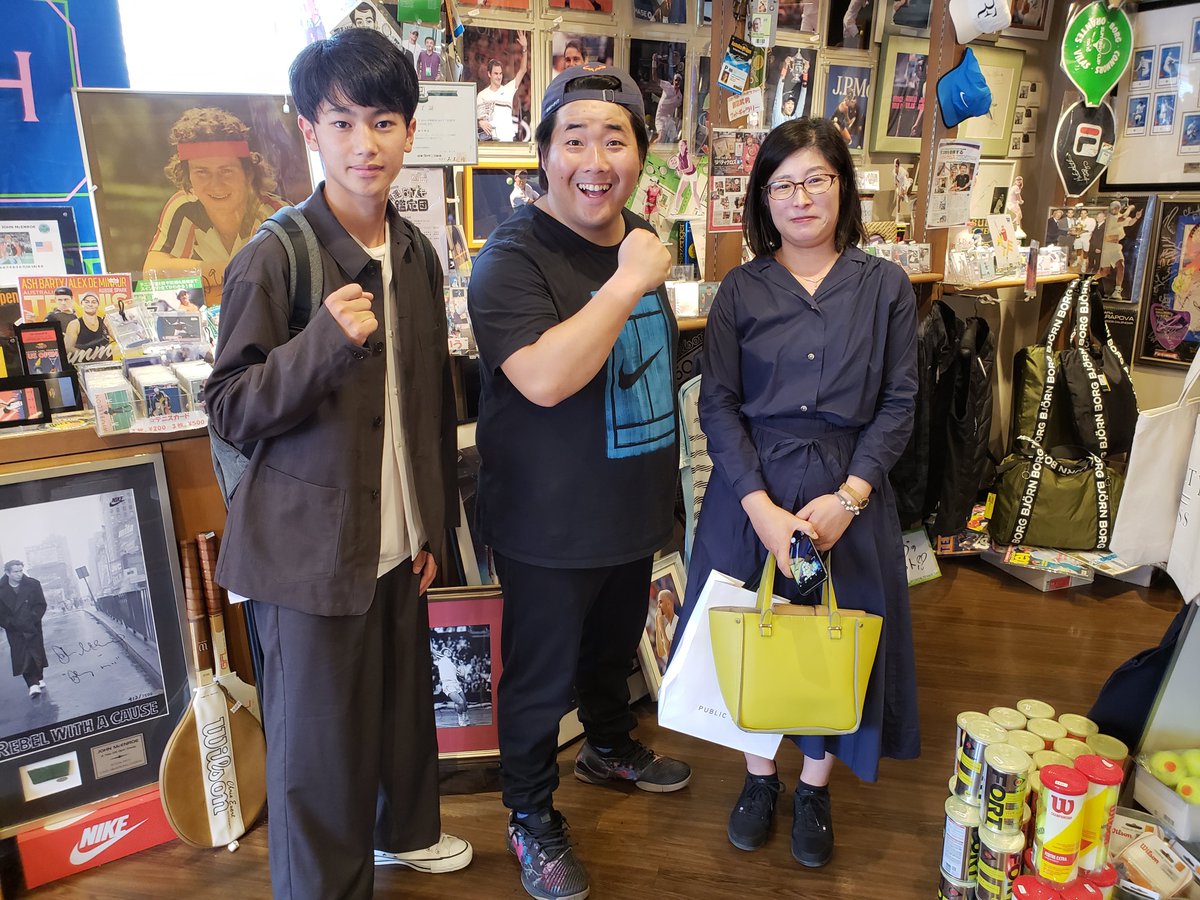 リバティクロス 阿部輝夫 Sur Twitter よしもとのテニス芸人 バモス わたなべ登場 名古屋より来店していただいたテニスファンの親子も バモスさんに会えた と大感激 T Co Bu8owmqanw 下北沢 リバティクロス テニスショップ ガット張りが安い