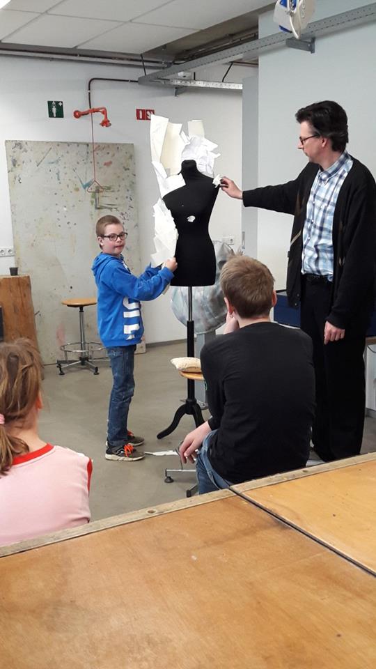 15 leerlingen van 3 scholen <a href="/onderwijsspec/">DeOnderwijssp'en</a> en 2 kunstenaars. Dat is het project Art4success. De Gruitpoort organiseert het. De kinderen krijgen les buiten school. In totaal 10 lessen. In onderstaande link krijg je een indruk van het project Art4success. facebook.com/groups/1999715…