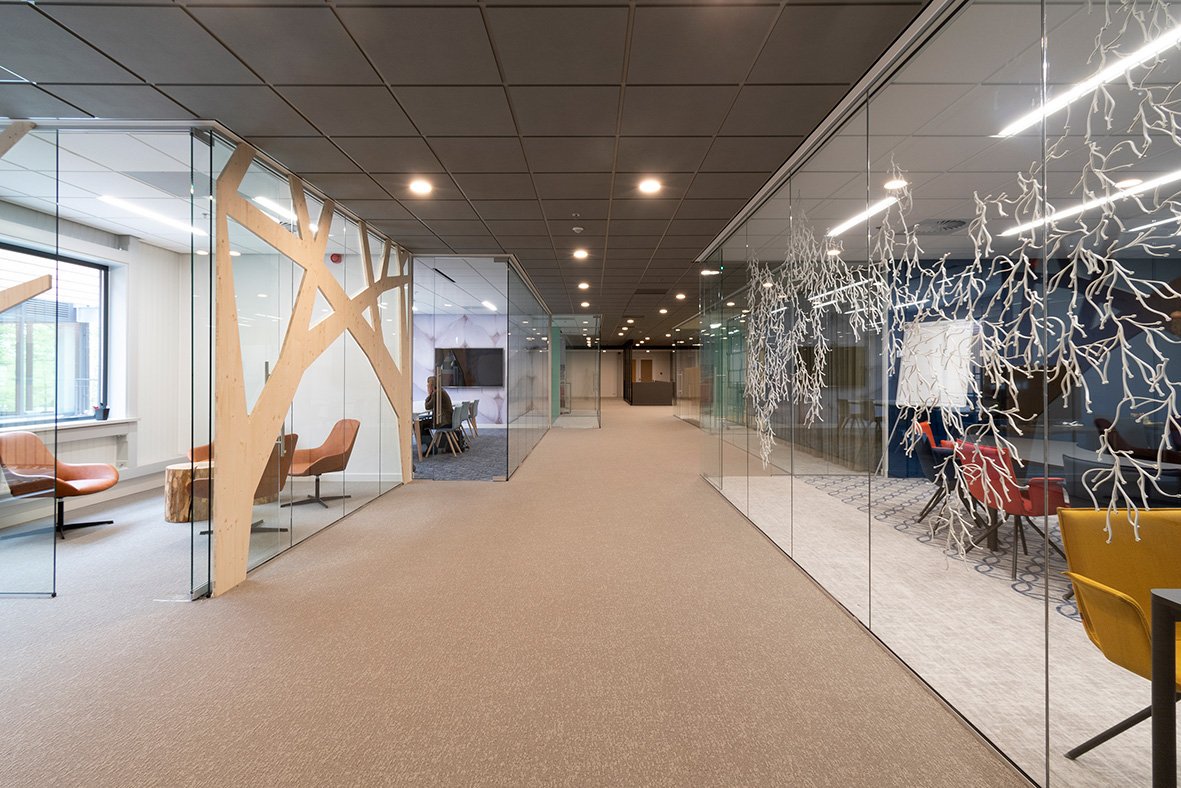 In deze gang bevinden zich de 11 verschillende vergaderruimtes, hierover binnenkort meer...😏