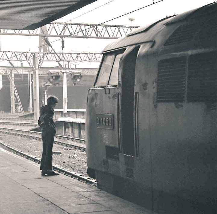 RailwayCentral's tweet image. Today's 🎬🎥Western🔫🏹 is, "The Lone Ranger".... A #Class52 #Western #D1053 "Western Patriarch" stands at Platform 1 #BirminghamNewStreet with the #LondonPaddington service.... 📸#LooseGrip99.... @RailwayCentral