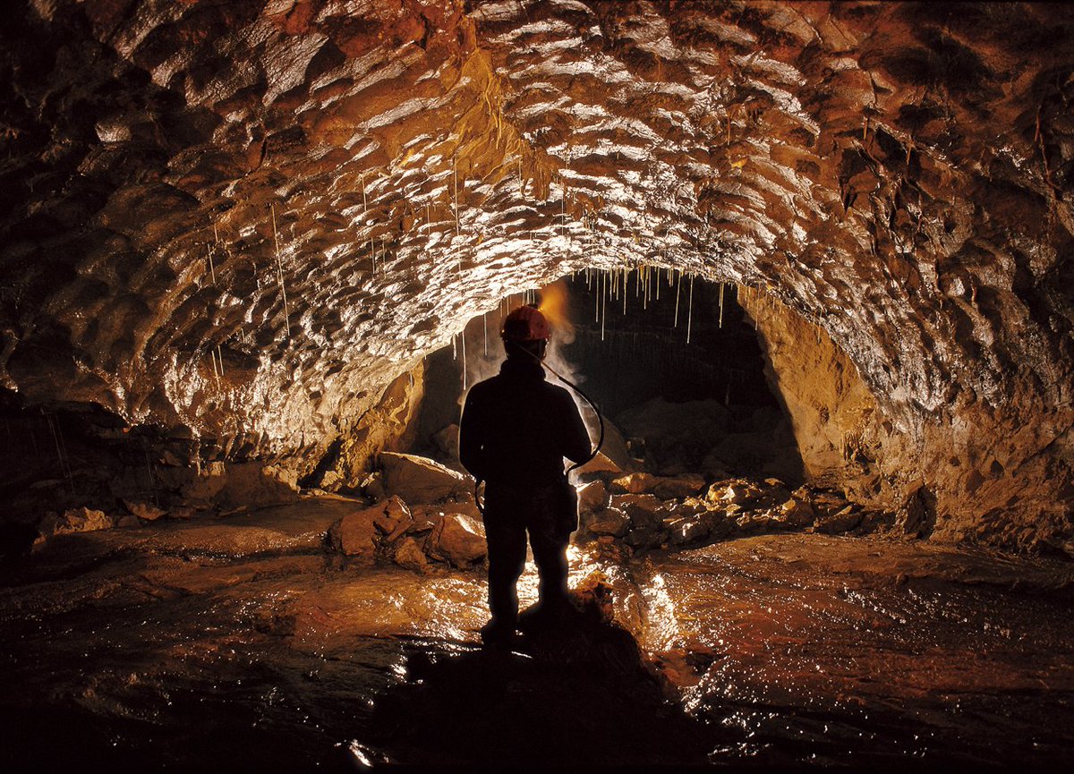 MySwitzerland_i's tweet photo. Voglia di un tour di montagna fuori dal comune nel Canton #Svitto? Nella #Muotatal, sopra il borgo di Stalden, si trova l’entrata del Hölloch, il secondo sistema di grotte più vasto d'#Europa. https://t.co/1P7DOjCCPy https://t.co/6rKk9aQEuk