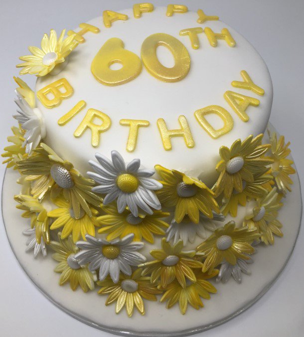 Your_CakeLady's tweet photo. @Your_CakeLady 
#BirthdayCake with #SugarPaste #Flower #Decorations
https://t.co/AZ9CkYthia https://t.co/NSgX7fAom9