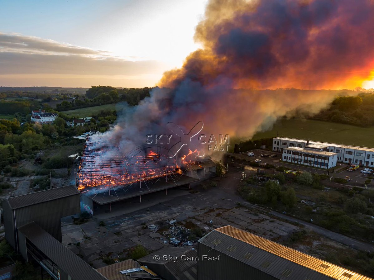 skycameast's tweet photo. This morning's #fire at #Fisons building #Bramford #Ipswich #Suffolk.
60 firefighters involved from @SuffolkFire. No injuries, listed building could not be saved. https://t.co/kqEMOZajDR