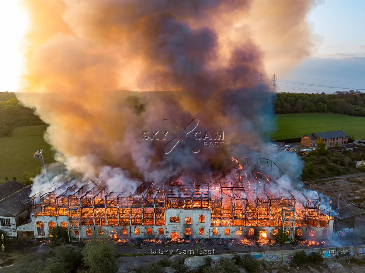 skycameast's tweet photo. This morning's #fire at #Fisons building #Bramford #Ipswich #Suffolk.
60 firefighters involved from @SuffolkFire. No injuries, listed building could not be saved. https://t.co/kqEMOZajDR