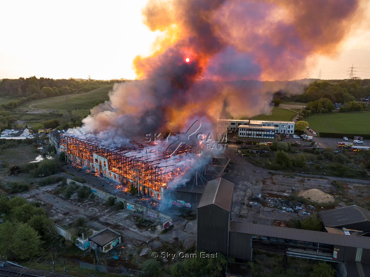 skycameast's tweet photo. This morning's #fire at #Fisons building #Bramford #Ipswich #Suffolk.
60 firefighters involved from @SuffolkFire. No injuries, listed building could not be saved. https://t.co/kqEMOZajDR
