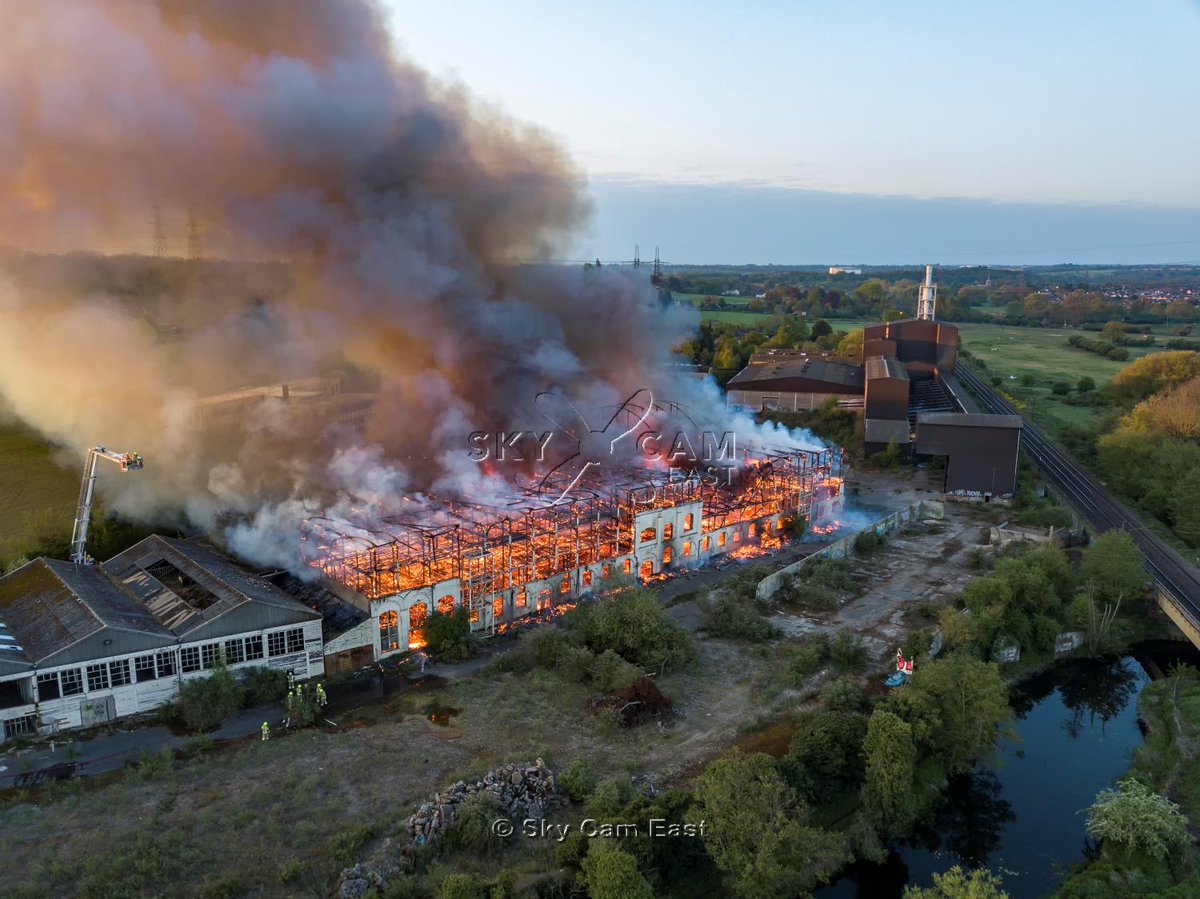 skycameast's tweet photo. This morning's #fire at #Fisons building #Bramford #Ipswich #Suffolk.
60 firefighters involved from @SuffolkFire. No injuries, listed building could not be saved. https://t.co/kqEMOZajDR