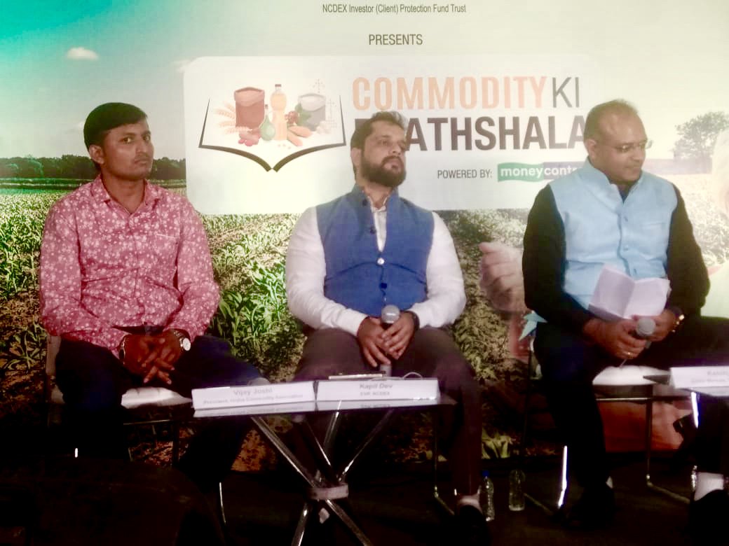 ncdexofficial's tweet image. #CommodityKiPaathshala is traveling to different cities decoding aspects of #commoditymarkets. This is when Kapil Dev, EVP- Head Agribusiness, took part in a panel discussion in Unjha, Gujarat to create awareness among farmers on how to get #rightvalue with the help of NCDEX