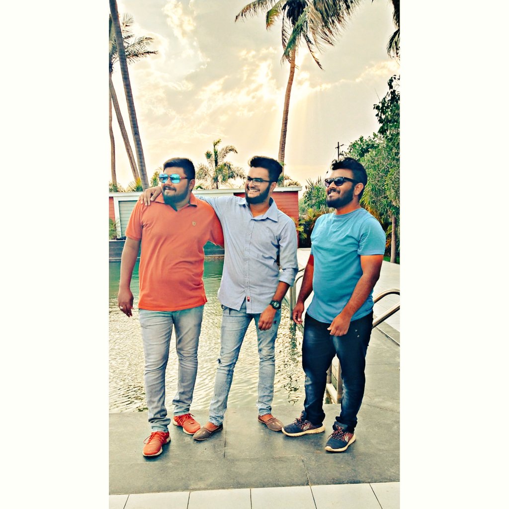 Anwarkhankhalif's tweet photo. What A Fabulous sky In Backgrounds
Friendship
#freinds #forever #resort #resortstyle #garden #farmhouse #flowers #brotherhood #sweemingpool #sweetfarmhouseofmine #sweemingtime #friendshipgoals #kutch #gujarat #yaariyan… https://t.co/f6LST5Reh2