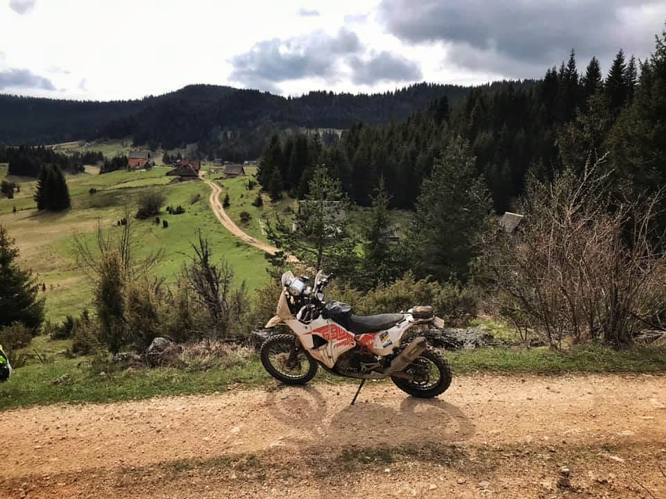 eosmoto's tweet photo. Jose from Spain is battling snow on his #KIT690 across 7 countries and 2200km, from Croatia to Greece, while racing at #IllyriaRaid2019 
.
Pics by Jose and @disodbediente https://t.co/3ZqcsEdmCe