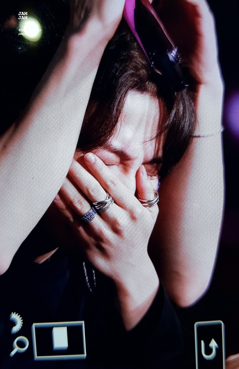 themoonblue_'s tweet photo. ไม่ไหววะ มันรู้สึกแบบบอกไม่ถูกจนน้ำตาไหล เราไม่รู้น้องรู้สึกยังไงอะ แล้วจองกุกก็เข้ามาปลอบ ยิ่งปลอบก็ยิ่งร้องอยู่แล้วอะ จากจีมินที่ปลอบคนอื่นเก่ง เหมือนเห็นจีมินในร่างจองกุกอะ ขอบคุณนะขอบคุณ https://t.co/bD9gUncw4B
