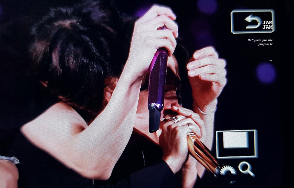 themoonblue_'s tweet photo. ไม่ไหววะ มันรู้สึกแบบบอกไม่ถูกจนน้ำตาไหล เราไม่รู้น้องรู้สึกยังไงอะ แล้วจองกุกก็เข้ามาปลอบ ยิ่งปลอบก็ยิ่งร้องอยู่แล้วอะ จากจีมินที่ปลอบคนอื่นเก่ง เหมือนเห็นจีมินในร่างจองกุกอะ ขอบคุณนะขอบคุณ https://t.co/bD9gUncw4B