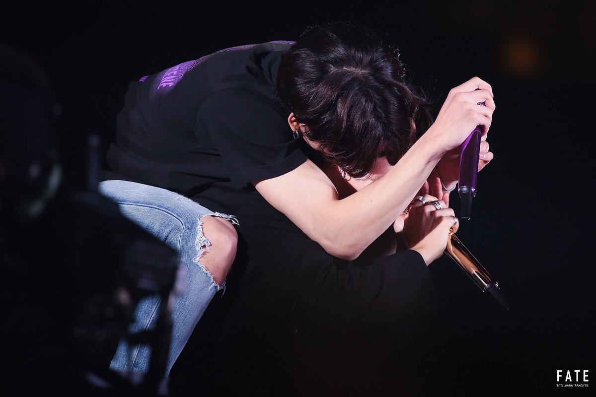 themoonblue_'s tweet photo. ไม่ไหววะ มันรู้สึกแบบบอกไม่ถูกจนน้ำตาไหล เราไม่รู้น้องรู้สึกยังไงอะ แล้วจองกุกก็เข้ามาปลอบ ยิ่งปลอบก็ยิ่งร้องอยู่แล้วอะ จากจีมินที่ปลอบคนอื่นเก่ง เหมือนเห็นจีมินในร่างจองกุกอะ ขอบคุณนะขอบคุณ https://t.co/bD9gUncw4B