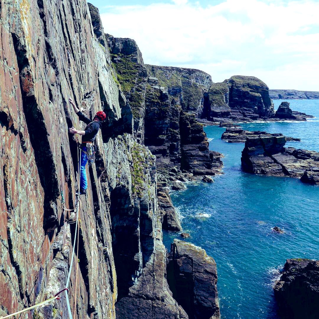 markwalkerguide's tweet image. Rock climbing in sunny ish North Wales... @Salewa @Brit_Mt_Guides @Team_BMC