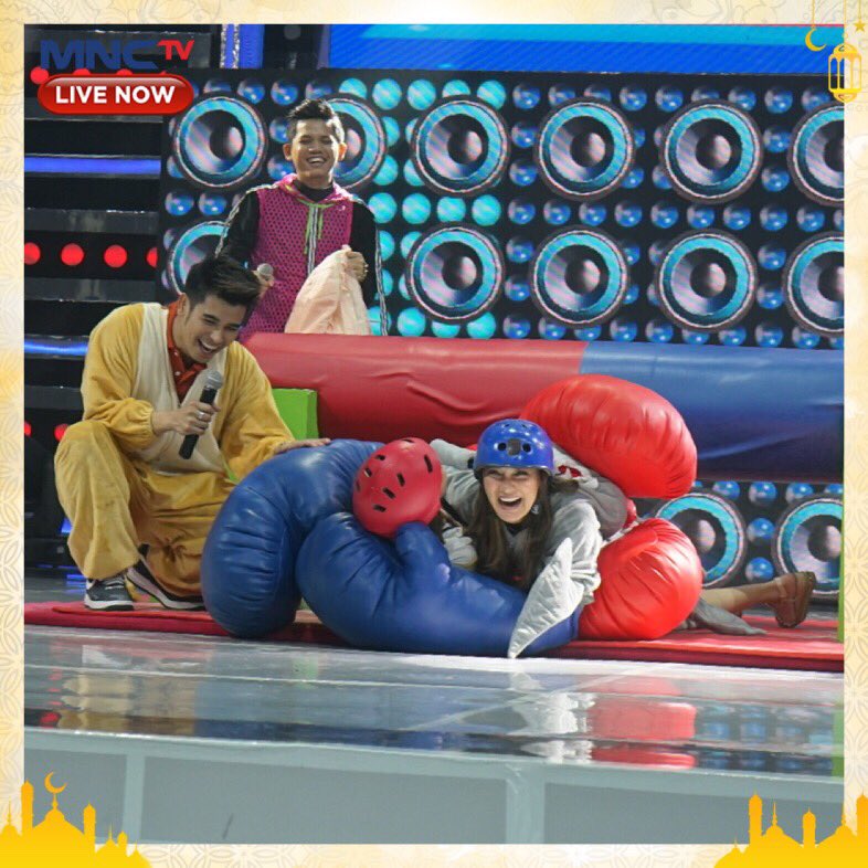 Official_MNCTV's tweet photo. Tarung seruuu!!! Huuh huuh huuhh!! Ayoo.. kamu dukung tim merah atau biru? Stay tune terus di #ItsShowtimeINA ya! https://t.co/HvAVDp1Hby