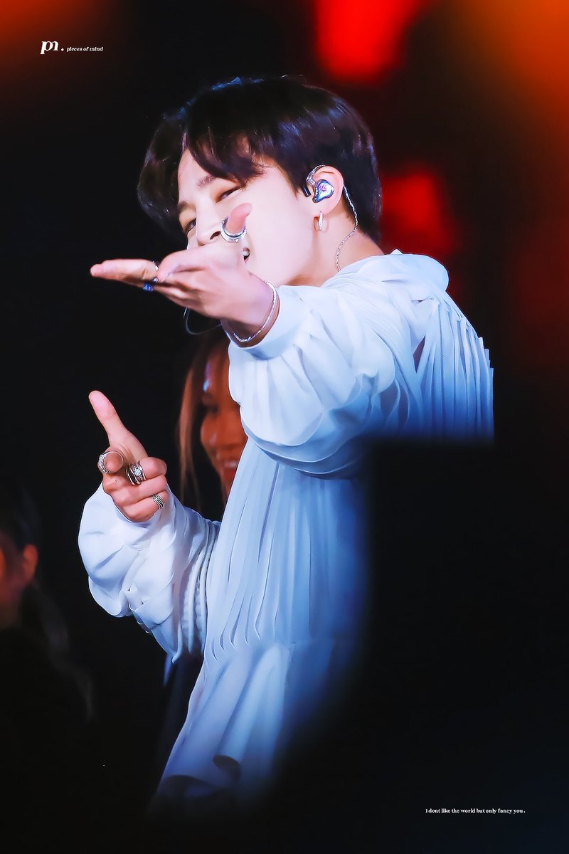 TrangTit7's tweet photo. Áo trắng mà ngầu lòi vậy a gì ơi 😘
#JIMIN #BTS @BTS_twt https://t.co/cHLkBTA89V