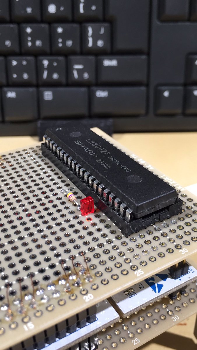yuiba2's tweet photo. z8002でLチカ動いた
MO端子にLEDつないである
電脳伝説さんが紹介していたgcc環境を使ってクロスコンパイル
fedora9を入れるのが一番時間かかったw
#oldcpu https://t.co/9lN4N0phTa