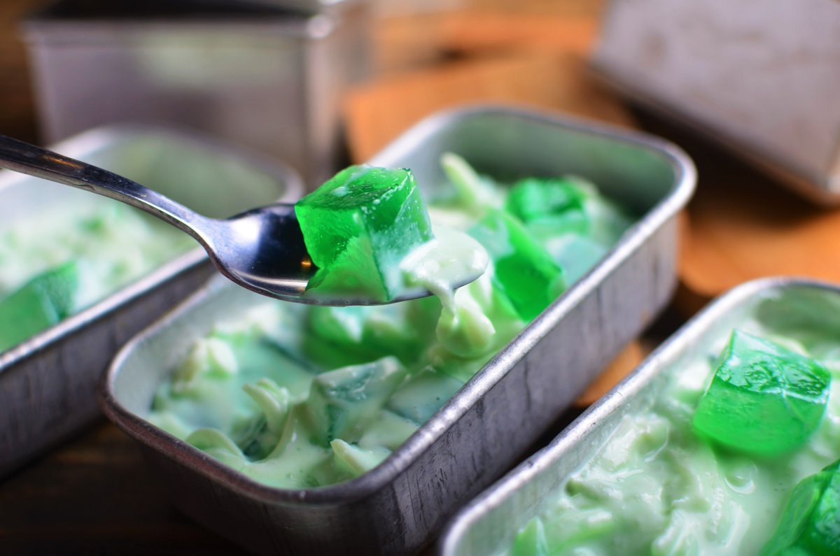 sagingrepablik's tweet photo. A meal is not complete without dessert. After eating your favorite dish, leave room for dessert. You'll want to try our refreshing and delicious #BukoPandan made with gelatin cubes and tender young coconut strips.
#GQue #Desserts #SagingRepablik #Refresh #refreshing #delicious https://t.co/FhmukKC9bO