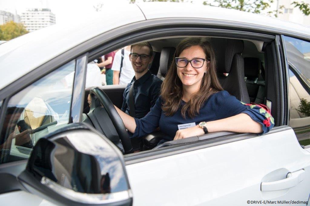 bmftr_bund's tweet photo. 10 Jahre Begeisterung für #Elektromobilität – Von heute an  können sich Studierende für DRIVE-E-Akademie &amp; DRIVE-E-Studienpreis bewerben – 16.-22. September in Erlangen im Fraunhofer-Institut für Integrierte Systeme &amp; Bauelementetechnologie IISB. #DRIVEE
https://t.co/LR0xfVUrWo https://t.co/tuI6tPR4Fe