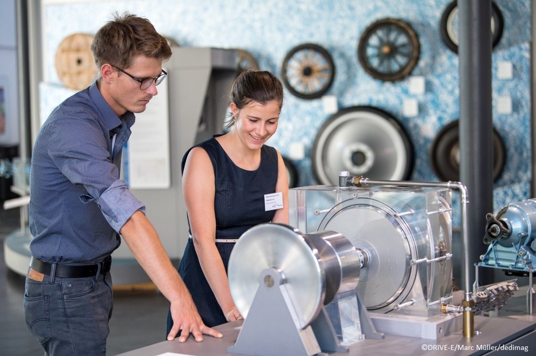bmftr_bund's tweet photo. 10 Jahre Begeisterung für #Elektromobilität – Von heute an  können sich Studierende für DRIVE-E-Akademie &amp; DRIVE-E-Studienpreis bewerben – 16.-22. September in Erlangen im Fraunhofer-Institut für Integrierte Systeme &amp; Bauelementetechnologie IISB. #DRIVEE
https://t.co/LR0xfVUrWo https://t.co/tuI6tPR4Fe