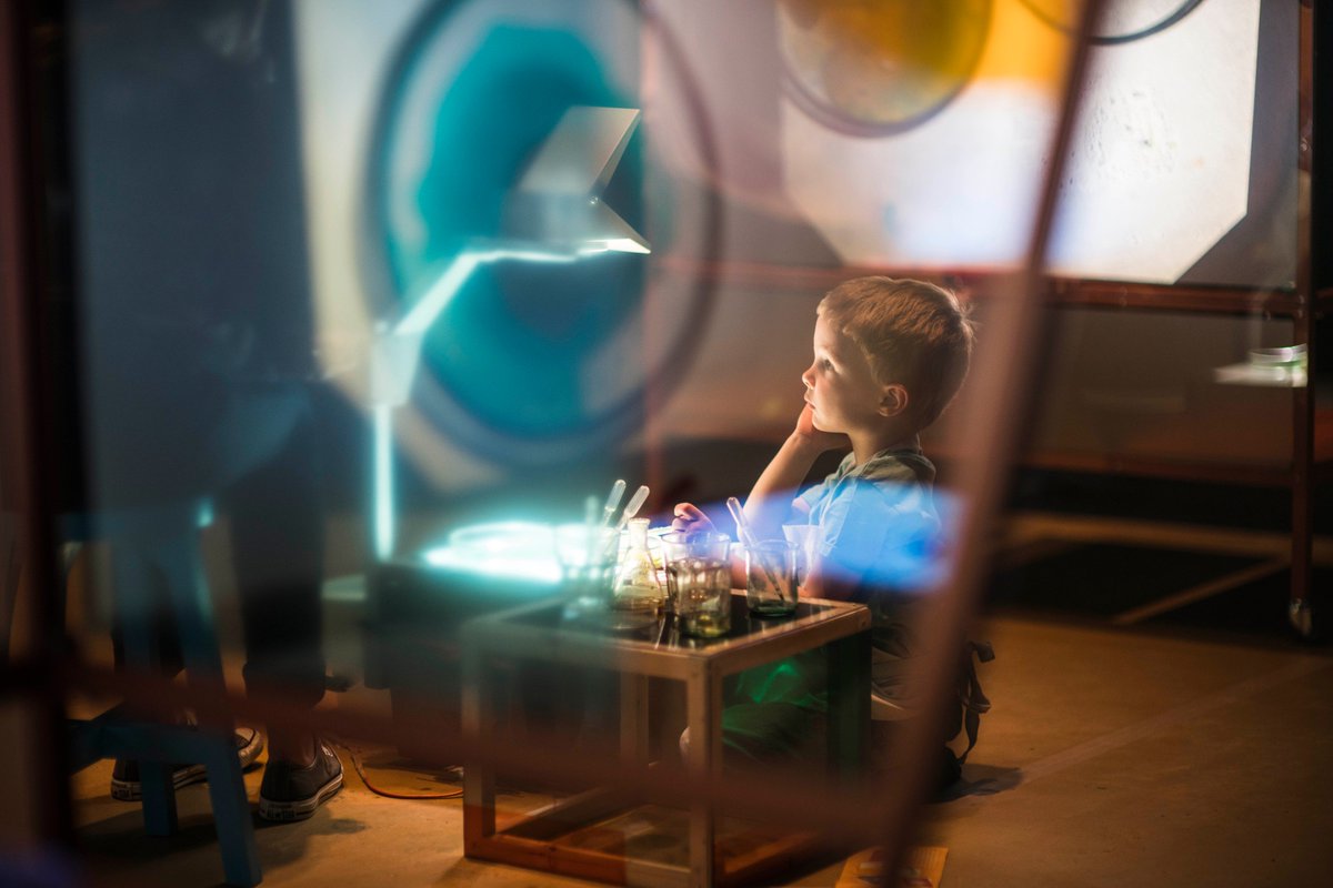 taartrovers's tweet photo. Vandaag start ons #scholenprogramma in Amsterdam Noord. Meerdere scholieren van basisscholen in #Amsterdam kunnen vandaag nog genieten van de films en installaties van de Taartrovers. #educatie
Foto door Aileen de Ruijter. https://t.co/udww80Tkt2