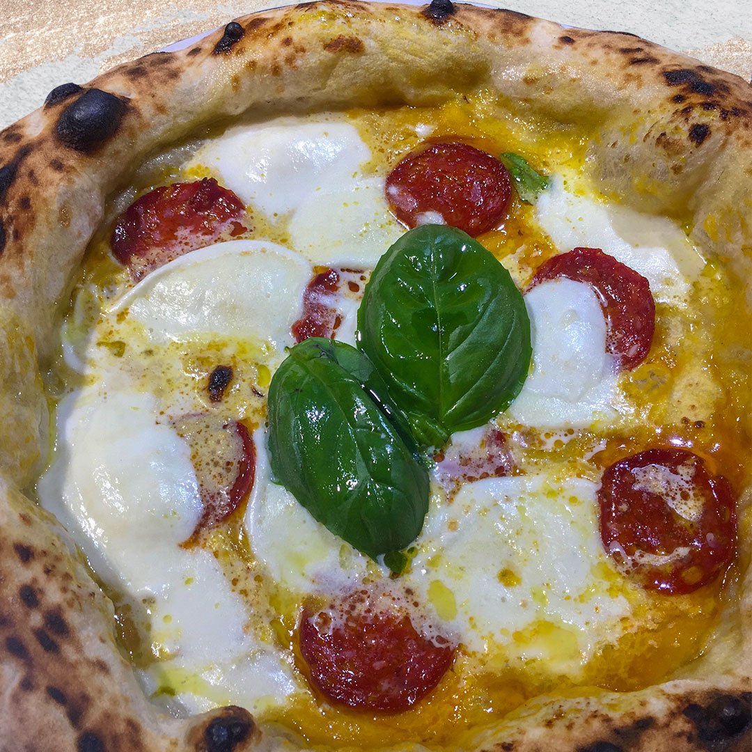 grassia_sergio's tweet photo. La #GiàGiù
iniziamo questa settimana con un pizzico di piccante
#PizzeriafratelliGrassia
#SanGiuspeppeVesuviano #Napoli #naples
#love #impasto #sentimento #lievito #farinespeciali #artedellapizza #pizzerieditalia #guida #guidapizzerie #PizzaNapoli #pizzaiuolinapoletani #6maggio https://t.co/GG1UCn1uD0