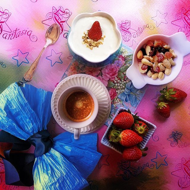 kefirmio's tweet photo. Se non ci fossero le fragole a far sognare le pupille e le papille, difficile assolvere questo strano maggembre! Mi avvalgo della facoltà di non rispondere a digiuno. Buongiorno. https://t.co/G7aOrYhSxk https://t.co/Ric7IqgMpd