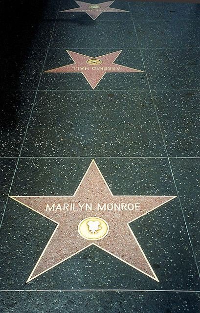 FaktaEXO_ID's tweet photo. .@TheDubaiStars akan membuat "Walk Of Fame" seperti di Hollywood sana 😎 ituloh bintang yang diukir nama-nama Artis dan Tokoh Besar.

Merupakan suatu kehormatan jika nama EXO bisa terukir di "Walk Of Fame"-nya Dubai! ❤ https://t.co/m6jFG2bNFs