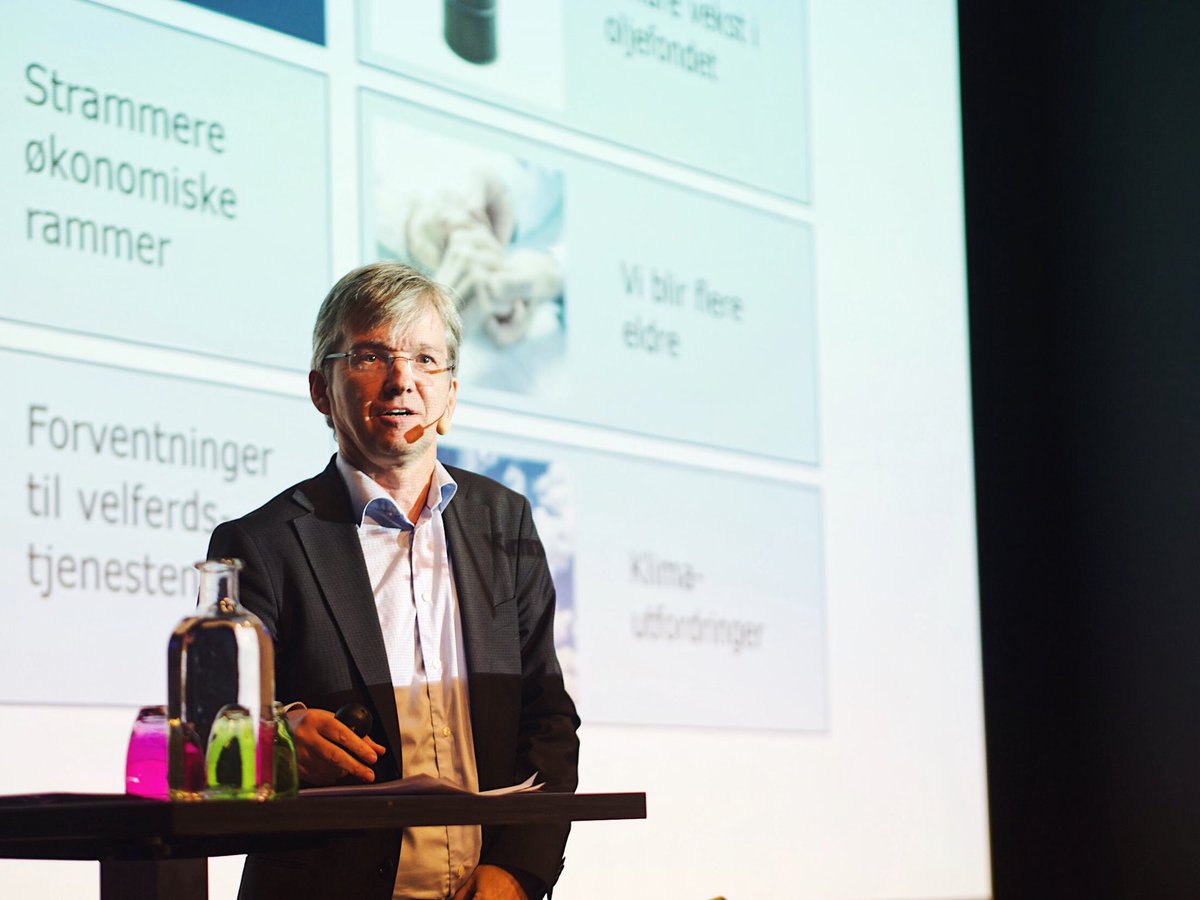 _tuevent_'s tweet photo. #InsideKonf våren 2019 er i gang! Først ute på scenen: @paulchaffey (@km_dep).
Vi har et stort ansvar for god balanse mellom innovasjon og sikkerhet, mener han.
— Nordmenn er langt fremme på å ta i bruk ny teknologi, men det er avhengig av at kundene har tillit til oss. https://t.co/TrWEKgKufG