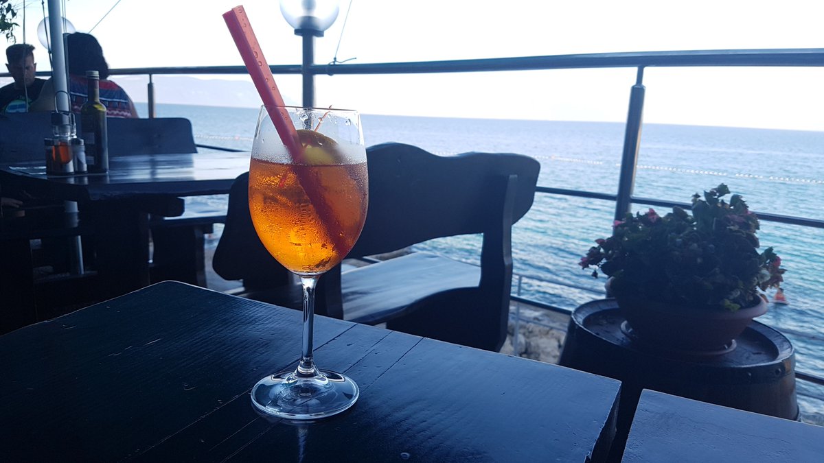 Zvuči vam zanimljivo radno mjesto na tri metra od mora? Ravni on the Beach traži konobara za sezonski rad! #posao #istra #posaouistri #ravnionthebeach #ravni
buff.ly/2DRGIHM