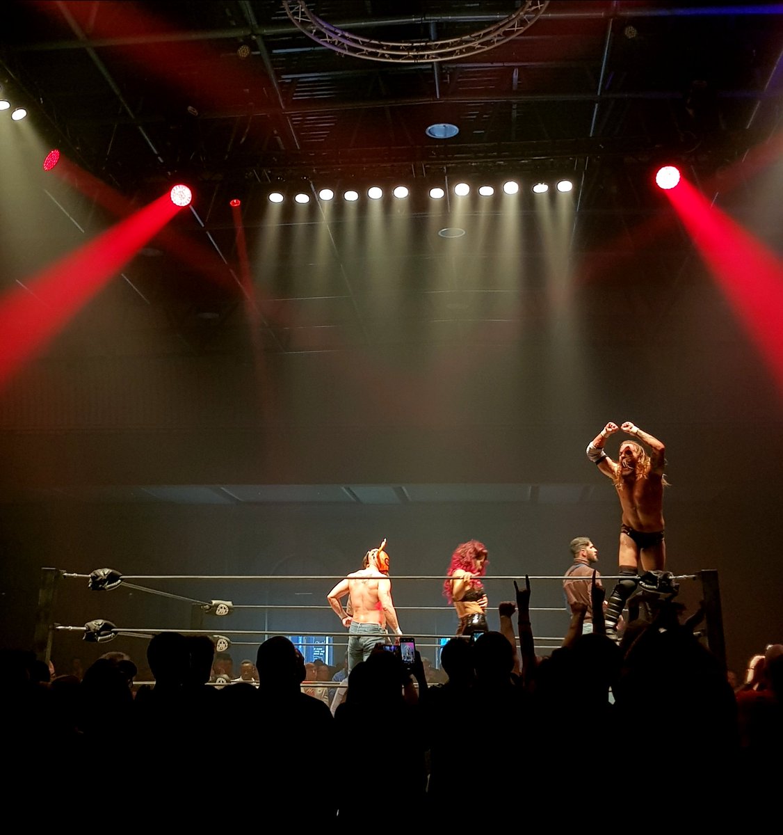 chloethfc_'s tweet photo. This match was awesome!! Brutal chaos that went all around Ally Pally. Some really great moments especially seeing FSU reuniteπ #SSS16 #DnotR https://t.co/TR4DRXyqFN