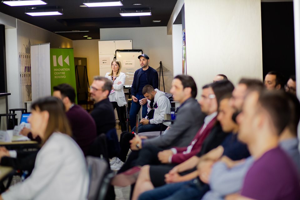 ICKosovo's tweet image. Mirëmëngjesi me disa foto nga ceremonia finale e @startuplive Prishtina 2019. Urime tePazari.com për çmimin kryesor dhe ekipit &quot;Helmeta e Menqur&quot; për çmimin e dytë. #StartupLive