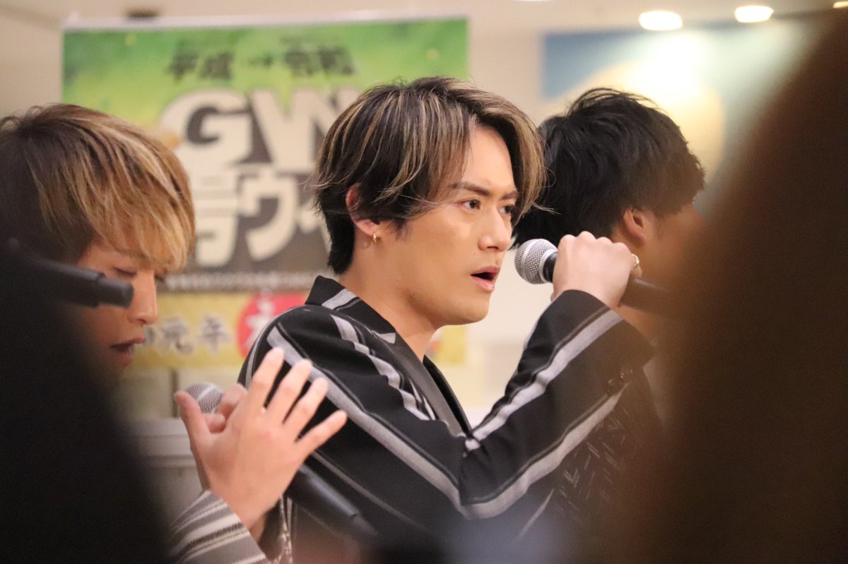 SODE_xxx's tweet photo. アリオ鳳のライブ、楽しかった〜！パワーいっぱいもらえました🖤まさかの撮影OKタイムでたまたま持ち歩いてた一眼活躍した！けどにょきって出てしまったら後ろの方に申し訳ないから隙間から隠し撮り風📸笑 #SOLIDEMO #山口智也 #佐々木和也 https://t.co/d9ECR0942M