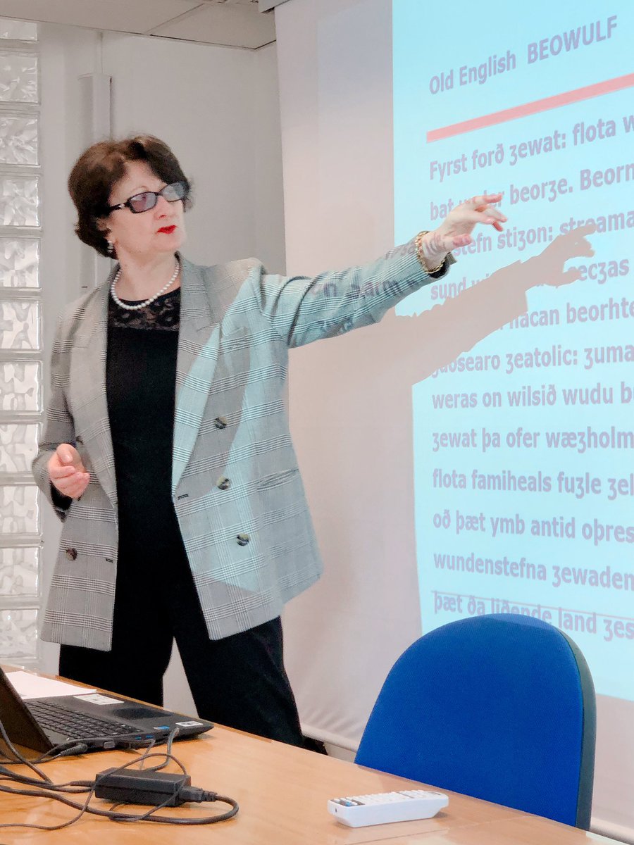CValcrcel's tweet photo. A professora Margalitadze aquece motores co #Beowulf para lembrar conceitos básicos da mudança linguística #emlexmundus #languagechange https://t.co/zQYwrtXttt