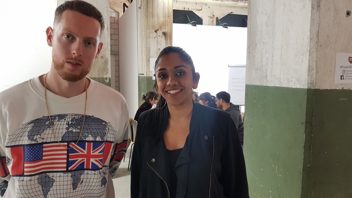 Wir haben <a href="/Manillio/">Manillio</a> beim #PowerOfHumanity vom <a href="/RotesKreuz_CH/">Rotes Kreuz CH</a> getroffen, wo er Jugendlichen Songwriting beibringt und über seine Jugendsünden spricht:
nau.ch/news/schweiz/m…
<a href="/nau_live/">Nau.ch</a>