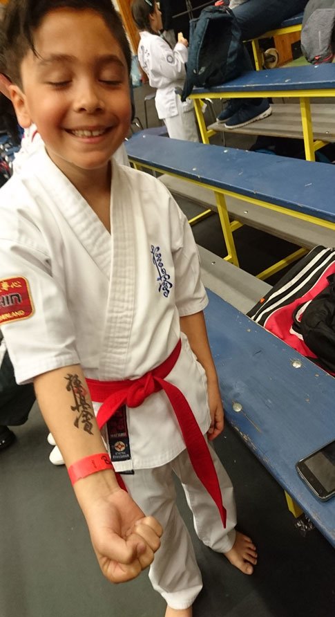 faketattoonl's tweet photo. Een trotse karate kid met het logo van zijn dojo als tattoo!
Afbeelding geüpload door zijn vader, gemaakt door ons.
#faketattoo #tijdelijketattoo #neptattoo #plaktattoo https://t.co/gJ5NOzeMbX