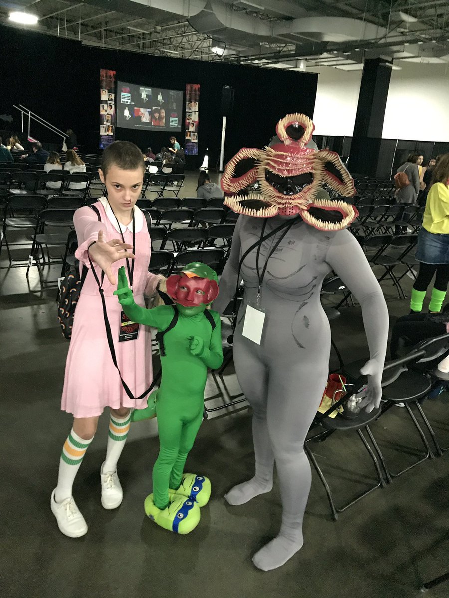 SThingsTH's tweet photo. ภาพของแฟนๆ ที่เข้าร่วมงาน #StrangerConNJ #StrangerCon19
ไม่ต้องกลัวว่าจะมีคุณอยู่คนเดียว เพราะที่นี่ เราคือเพื่อนกัน!
📸 @SyfyWire https://t.co/b727faNWRf