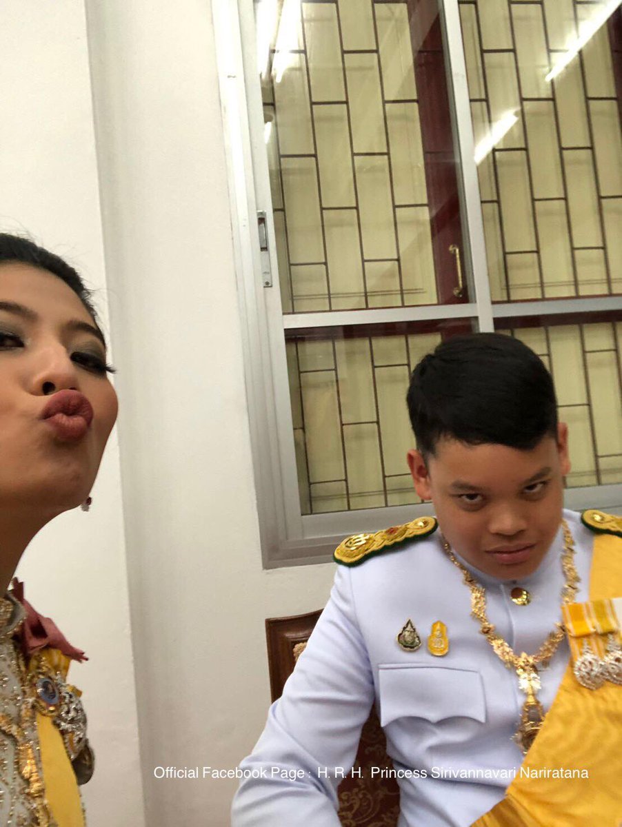 Thairath_News's tweet photo. พระรูปเซลฟี่ สองเจ้าฟ้าในอิริยาบถส่วนพระองค์ ระหว่างทอดพระเนตรริ้วขบวนพยุหยาตราทางสถลมารค ในการพระราชพิธีราชาภิเษก ๕ พฤษภาคม ๒๕๖๒

ภาพ : แฟนเพจ  H.R.H Princess Sirivannavari Nariratana

#พระราชพิธีบรมราชาภิเษก #ทรงพระเจริญ #ไทยรัฐ https://t.co/r0116l0moP