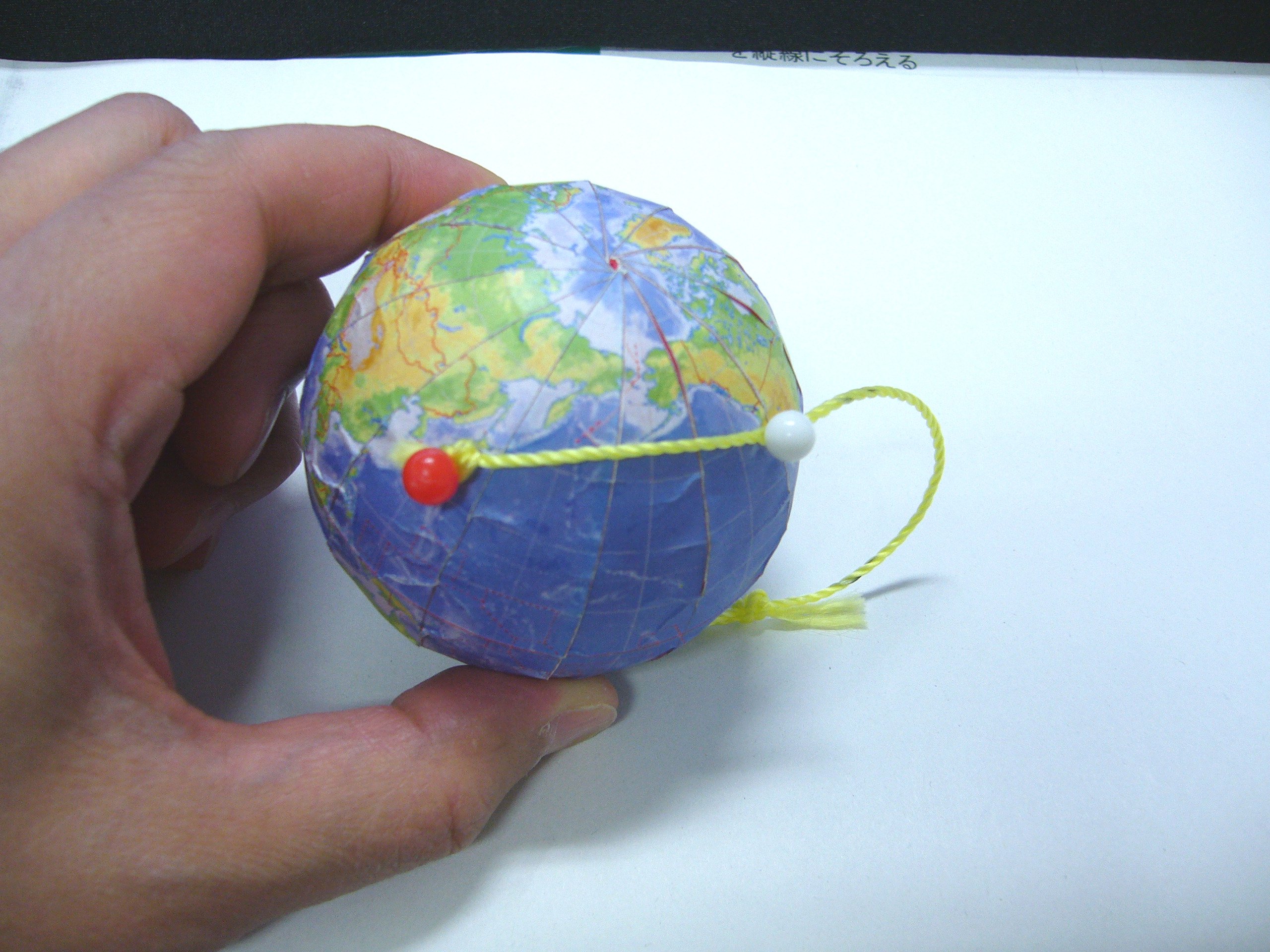 地球儀　2ヵ国語トーキング地球儀 Amazon.co.jp: 国旗付 地球儀 30cm (木製台座) : おもちゃ