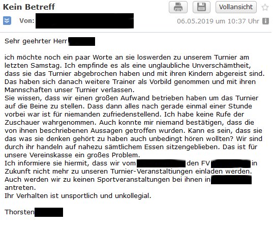 Letzten Samstag habe ich mit meinen Knirpsen (Jahrgang 2011) ein Fußball-Turnier verlassen, nachdem eins meiner Kinder von zuschauenden Eltern eines anderen Kinderteams rassistisch beleidigt wurde.
Gerade erhielt ich eine Email vom Turnierveranstalter.
#noRacism #Rassismus