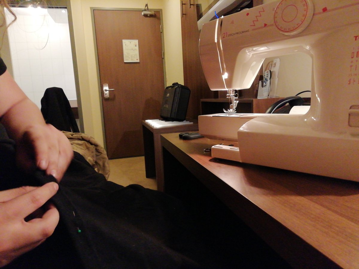 VisualFolkert's tweet photo. Ritje Düsseldorf voor https://t.co/Vd2gstFDpN👍🏻
Er wordt genaaid in mijn hotelkamer 😲 https://t.co/BYBoZ3HPqJ