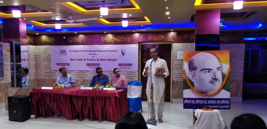 anirbanganguly's tweet photo. On way back from #Bankura... an interesting gathering & discussion with @swapan55, spoke of the need to secure #WestBengal's future, need to resist the ruling dspensation's contrarian mindset, need to link the state with PM Modi's vision of vikas & Purvoday... #Bengal4Modi https://t.co/AuCdnzjlIF