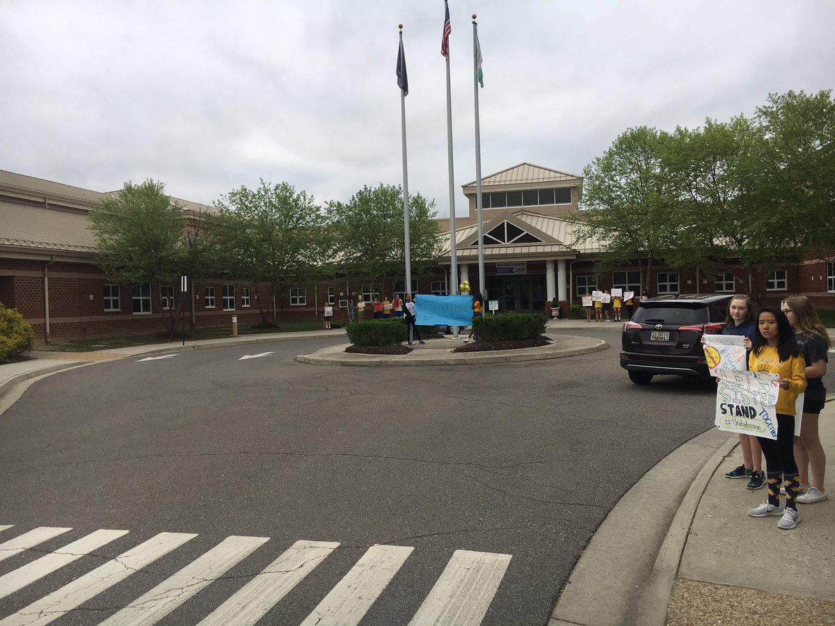 hcmsHarlowPE's tweet image. Truly inspired by these students. They came out this morning and stood up to bullying. #unitedasone #stopbullying #thebullyproject @HungaryCreekMS