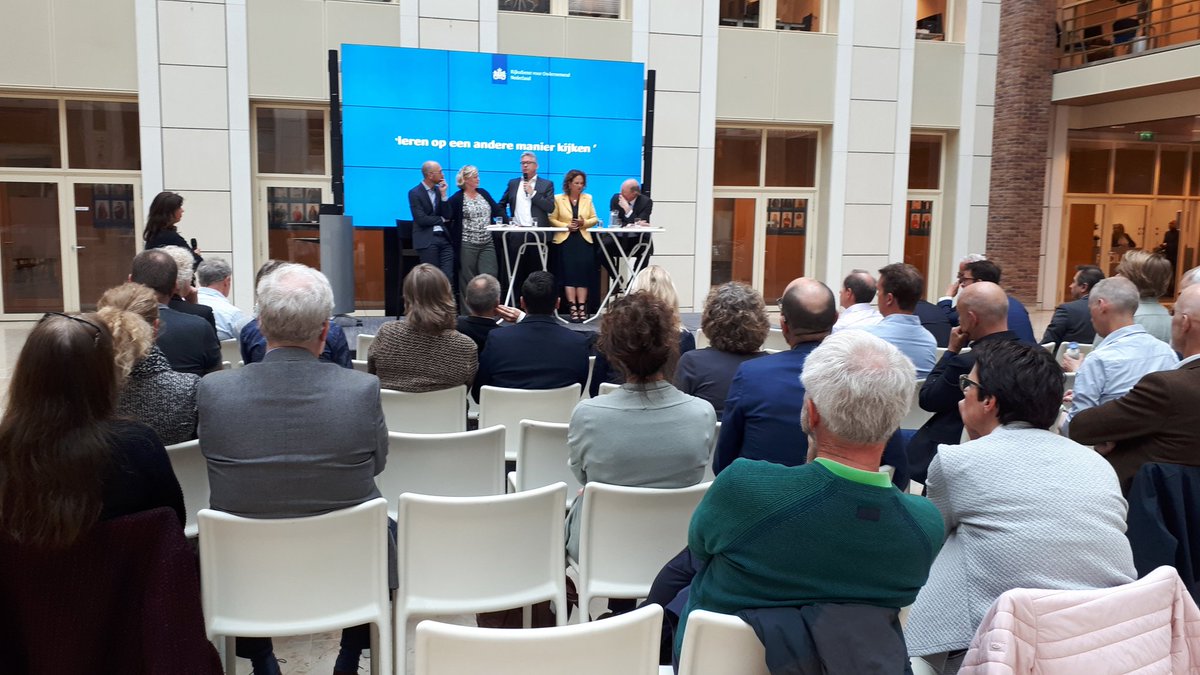 rijks_adviseurs's tweet photo. 'Leren op een andere manier te kijken.' Dat is het thema van de bijeenkomst voor medewerkers van  @RVO_Nederland, waar #panoramaNederland de komende week wordt tentoongesteld. https://t.co/Z5klGGxuvf