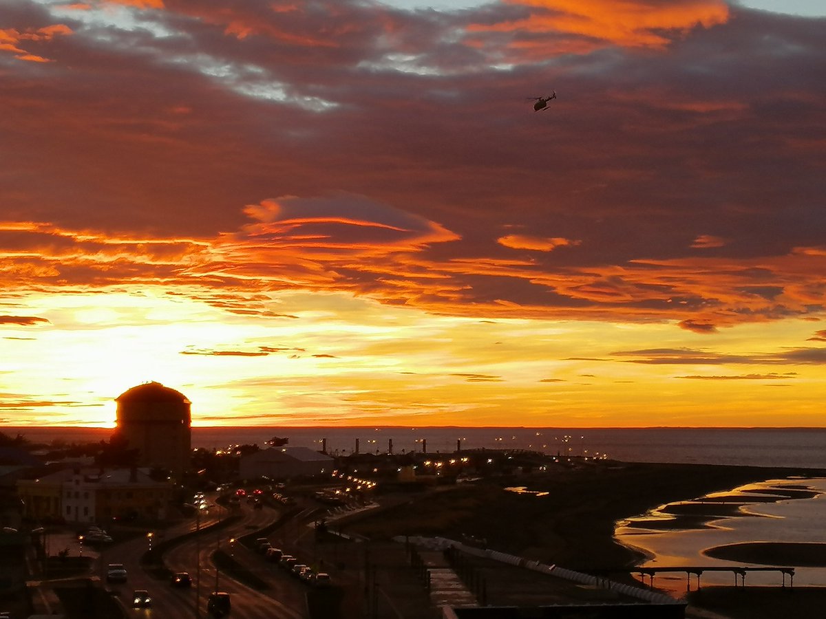 Meteoclick's tweet photo. Foto del #arrebol al #amanecer 🌅 de #PuntaArenas, con un #helicoptero 🚁 volando en dirección al cielo en #llamas.
No es la mejor foto, pero el paisaje lo ameritaba.
#SinFiltro

Que tengan una excelente semana https://t.co/kww02gtLhZ