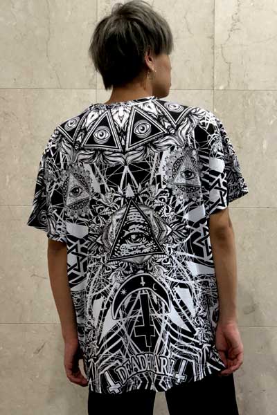 gekirock_shop's tweet photo. DEADHEARTZ
BIG TEES WORLD
https://t.co/H1Nvp6praw

モノトーンの総柄BIG TEE。
シンプルになりがちな夏コーデのアクセントに。

S=L相当
M=XXL相当

MODEL：170cm　M着用 https://t.co/pOpnCmvJYY