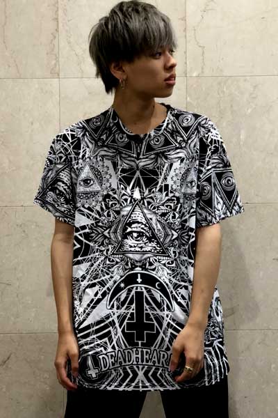 gekirock_shop's tweet photo. DEADHEARTZ
BIG TEES WORLD
https://t.co/H1Nvp6praw

モノトーンの総柄BIG TEE。
シンプルになりがちな夏コーデのアクセントに。

S=L相当
M=XXL相当

MODEL：170cm　M着用 https://t.co/pOpnCmvJYY