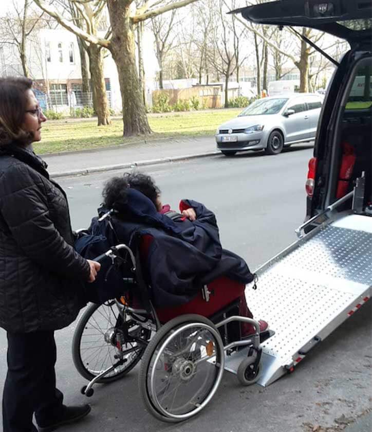Nach dem von uns unterstützten Umbau des Familienautos kann die 27-jährige Warde aus #Berlin endlich problemlos Fahrten zum Arzt und sogar längere Ausflüge mit ihren Eltern machen.

Wir freuen uns sehr, dass wir helfen konnten und wünschen gute Fahrt!

📝 tonikroos-stiftung.de/blog/artikel/n…