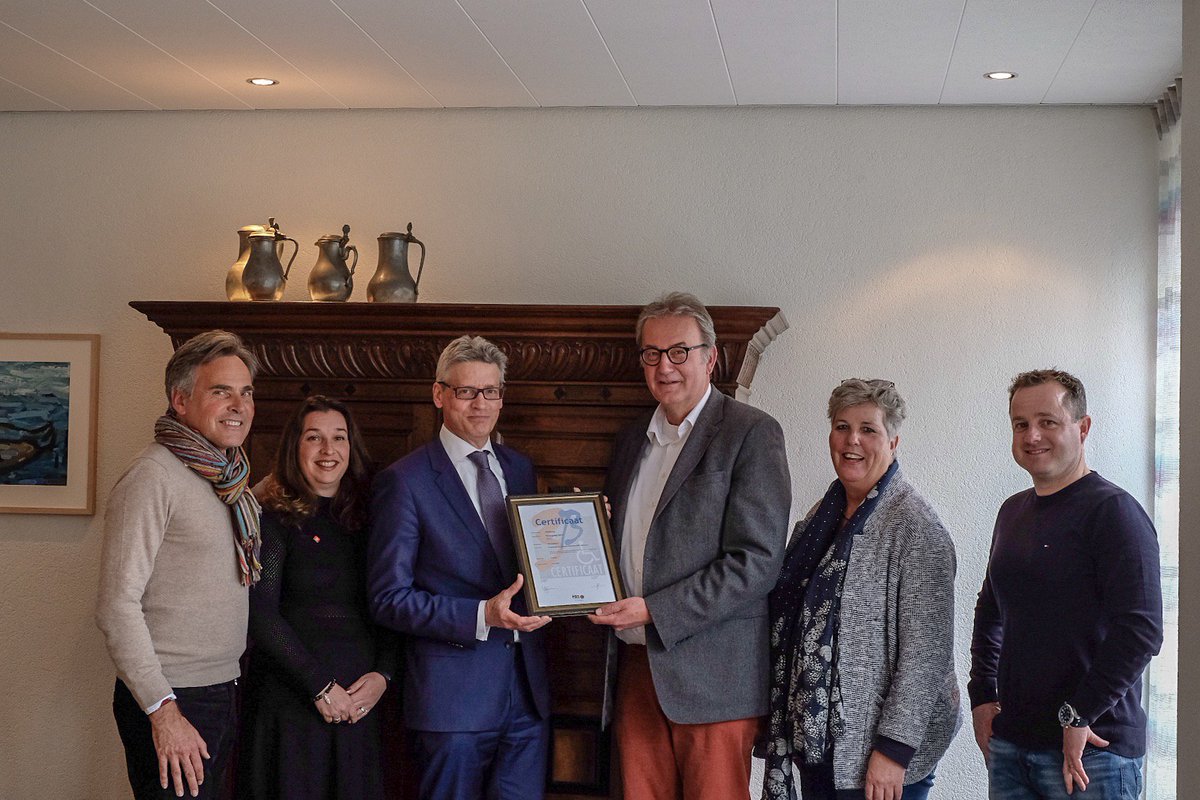 Onze inspanningen zijn beloond met een #toegankelijkheidscertificaat voor mensen met een beperking. En dit als eerste Koningsdag in 🇳🇱! Willem Jagersma (PBTconsult) overhandige het certificaat aan burgemeester Lucas Bolsius. Meer info: bit.ly/2IUfHqx